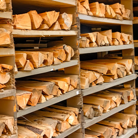 Droog brandhoutblok van 1 m lang op een pallet (2 kubieke meter)