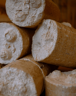 Nestro brandhoutblokken op een pallet met 100 pakketten