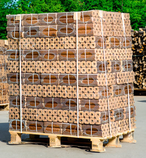 Pini Kay briketten in 96 zakken van 10 kg per stuk