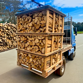 Droog brandhoutblok van 1 m lang op een pallet (2 kubieke meter)