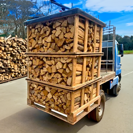 Droog brandhoutblok van 1 m lang op een pallet (2 kubieke meter)